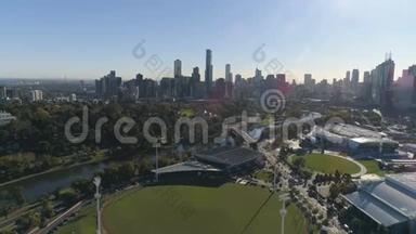 澳大利亚墨尔本维多利亚市墨尔本市区全景和墨尔本长方形体育场的空中后撤镜头